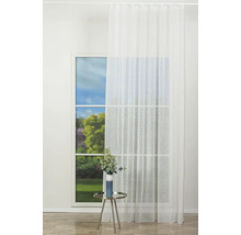 Fereastră cu perdea albă transparentă și o masă cu o vază cu flori