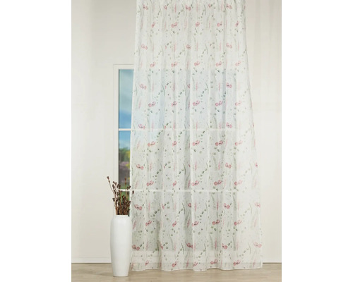 Perdea cu model floral în fața unei ferestre și a unei vaze