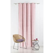 Scenă cu perdea roz pe bară de perdea, scaun de ratan cu perne și măsuță laterală