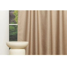 Atmosferă decorativă de locuit cu perdea și măsuță laterală