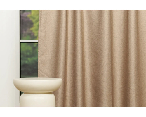 Atmosferă decorativă de locuit cu perdea și măsuță laterală