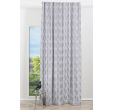 Șaluri decorative cu model în fața unei ferestre