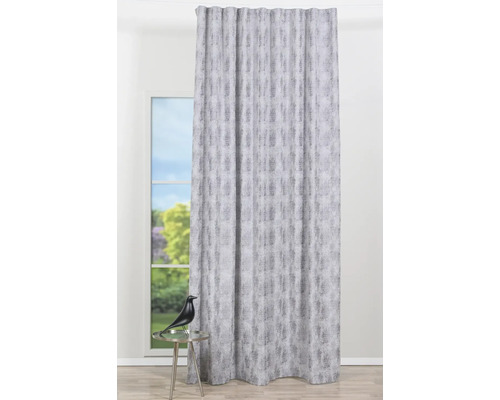 Șaluri decorative cu model în fața unei ferestre