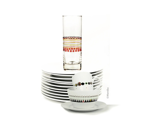 Pahar, căni, boluri și farfurii stivuite cu modele