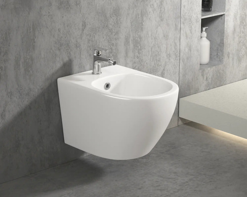 Bideu suspendat cu robinet într-o baie.