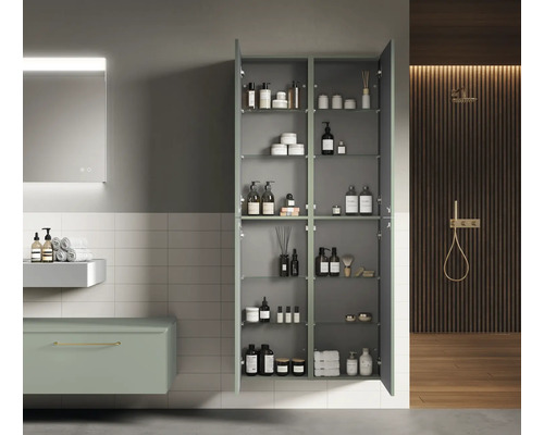 Baie cu dulap sub lavoar, dulap cu oglindă și dulap înalt deschis cu rafturi din sticlă