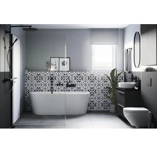 Baie modernă cu cadă freestanding, gresie mozaic și accente întunecate