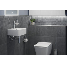 Baie cu lavoar, toaletă și faianță gri