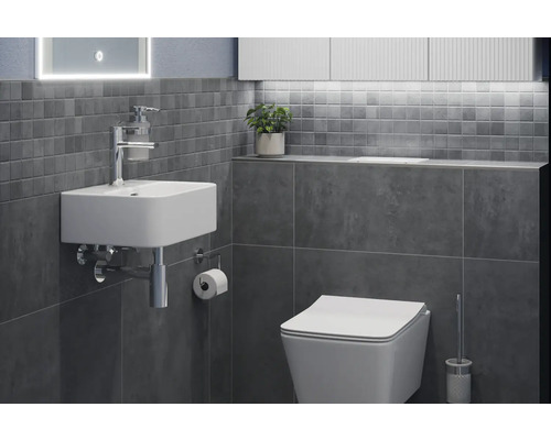 Baie cu lavoar, toaletă și faianță gri