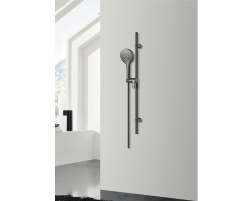 Duș de mână cu bară de duș pentru montare pe perete în baie.