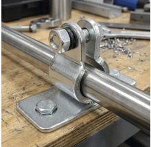 Țeavă metalică cu element de fixare și șuruburi