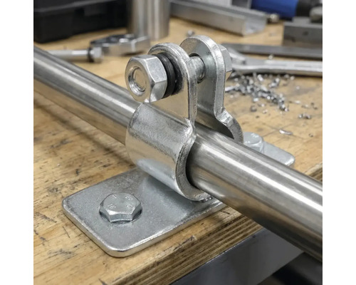 Țeavă metalică cu element de fixare și șuruburi