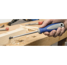 Se utilizează un scufundător într-o piesă de lucru din lemn.