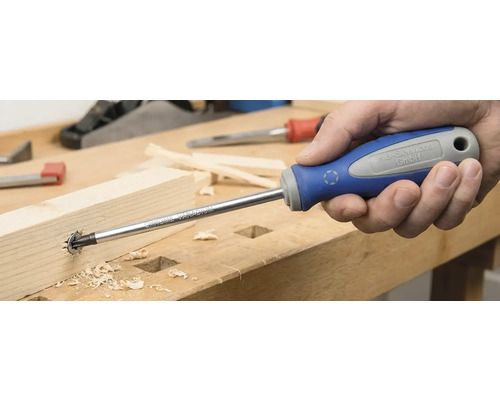 Se utilizează un scufundător într-o piesă de lucru din lemn.