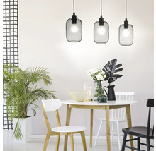 Sufragerie cu masă, scaune și trei lămpi suspendate