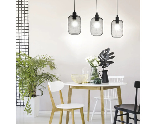 Sufragerie cu masă, scaune și trei lămpi suspendate