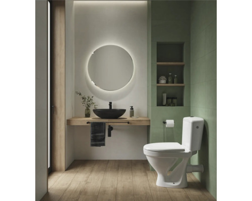 Baie cu toaletă, lavoar și oglindă cu iluminare