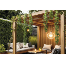Pergolă din lemn decorată cu ghirlande artificiale de plante și o lampă suspendată într-un spațiu exterior luminos.