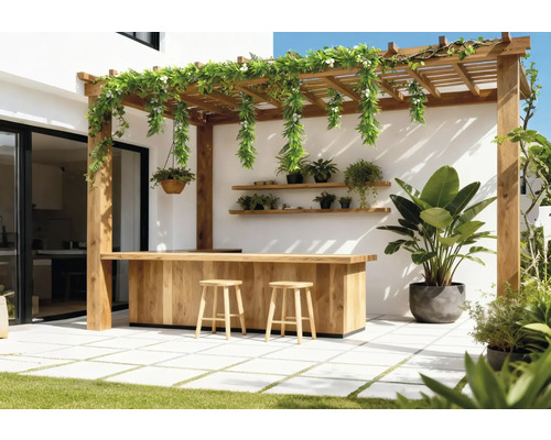 Spațiu exterior cu pergolă din lemn, bar și scaune și plante.