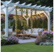 Scenă cu foișor de grădină cu ghirlandă decorativă artificială cu fructe de pădure și ghirlande luminoase