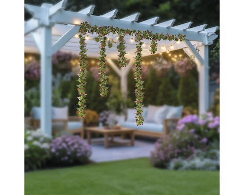 Scenă cu foișor de grădină cu ghirlandă decorativă artificială cu fructe de pădure și ghirlande luminoase