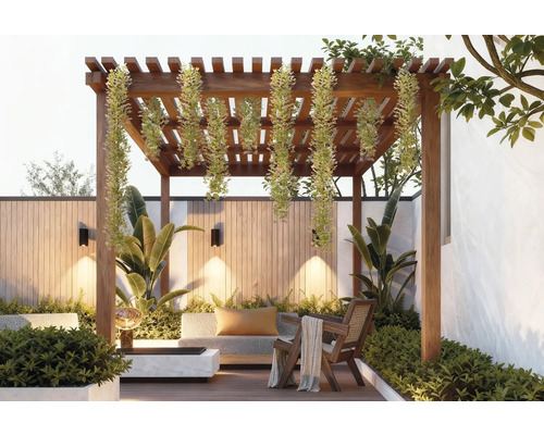 Terasa din lemn cu pergolă, mobilier de ședere și plante pentru exterior