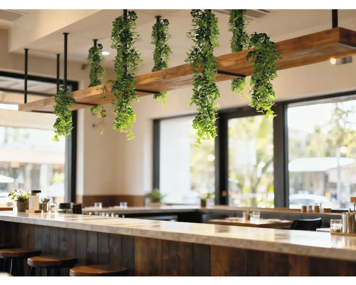 Interiorul unei cafenele cu ornamente vegetale pe o structură de lemn deasupra barului