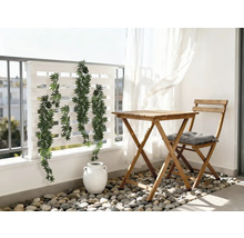 Balcon cu masă de lemn, scaun cu pernă, plante și paravan de intimitate