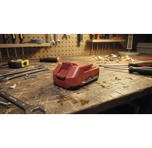 Acumulator pe un banc de lucru cu scule