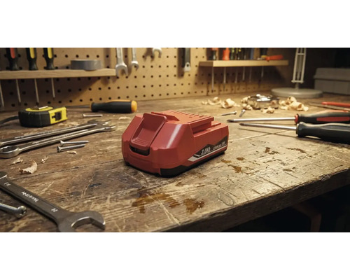 Acumulator pe un banc de lucru cu scule