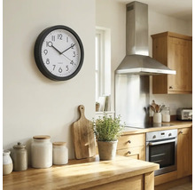 Scenă de bucătărie cu ceas de perete, blat de lemn și aparate de bucătărie