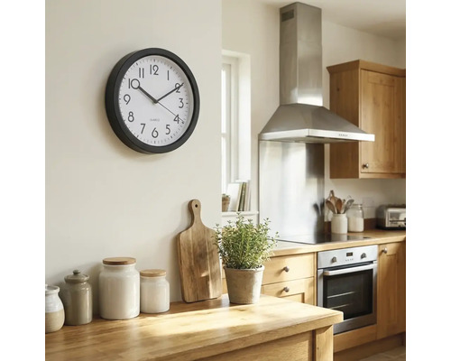 Scenă de bucătărie cu ceas de perete, blat de lemn și aparate de bucătărie