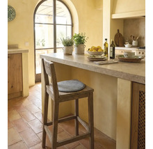 Bucătărie luminoasă în stil rustic cu bar, scaun de bar și decorațiuni