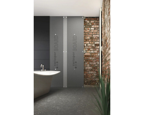 Baie modernă cu cadă, placă SwissPor și perete de cărămidă