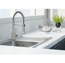 Chiuvetă de bucătărie cu robinet spiralat într-o bucătărie luminoasă