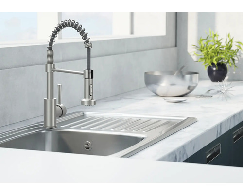 Chiuvetă de bucătărie cu robinet spiralat într-o bucătărie luminoasă