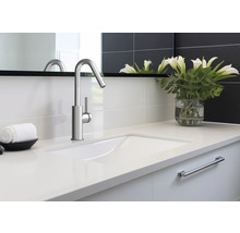 Baie modernă cu lavoar, robinet și oglindă