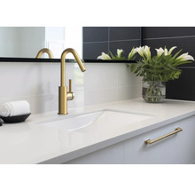 Baie modernă cu robinet, chiuvetă și accesorii