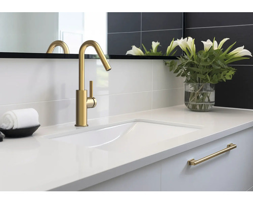 Baie modernă cu robinet, chiuvetă și accesorii