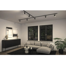 Cameră de zi cu sistem modern de șine de tavan cu spoturi, canapea și comodă