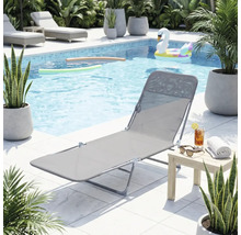 Scenă la piscină cu șezlong, masă laterală, băutură și decorațiuni