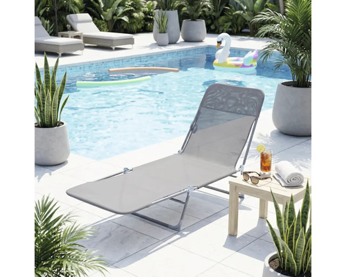 Scenă la piscină cu șezlong, masă laterală, băutură și decorațiuni