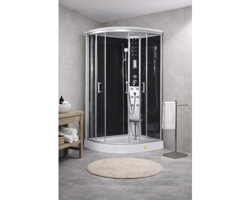 Cabină de duș de colț cu perete posterior negru și panou de duș în baie.