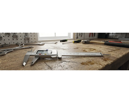 Șubler digital pe bancul de lucru