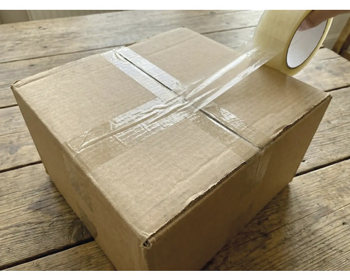 O cutie de carton este sigilată cu bandă adezivă transparentă.