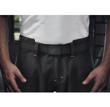 Curea neagră din material textil cu cataramă metalică pe pantaloni de lucru