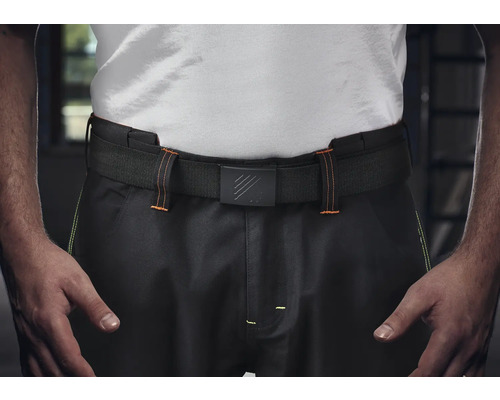 Curea neagră din material textil cu cataramă metalică pe pantaloni de lucru