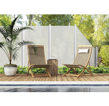 Două scaune de grădină pe o terasă de lemn lângă o piscină