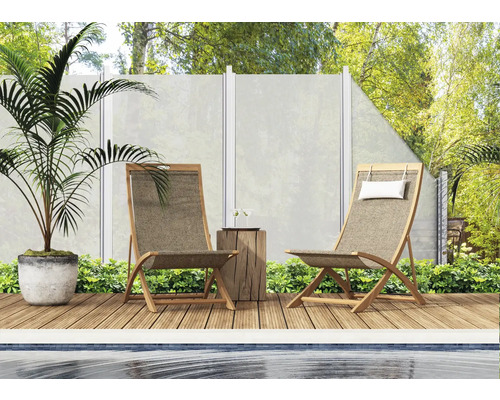 Două scaune de grădină pe o terasă de lemn lângă o piscină