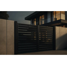 Aspect modern al casei cu gard orizontal cu lamele